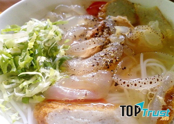 Bát bún với những miếng sứa mập mạp và chả cá vàng rộm