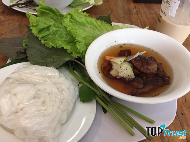 Quán bún chả 145 được khá nhiều khách du lịch đến thưởng thức.
