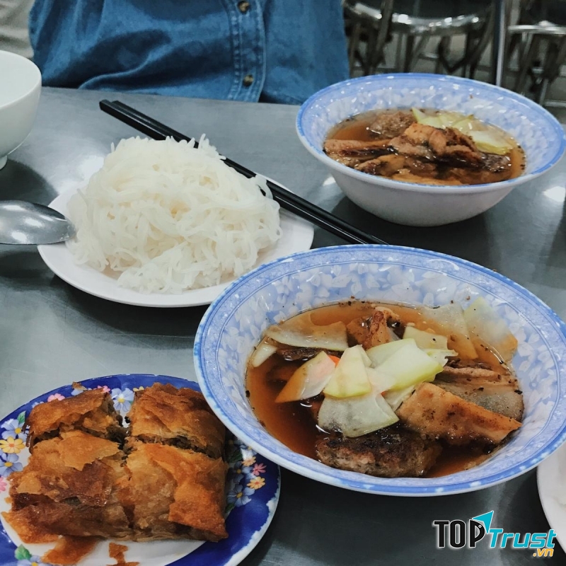 Những sợi bún màu trắng tròn đều, kết hợp với bát nước mắm chua ngọt ấm nóng.