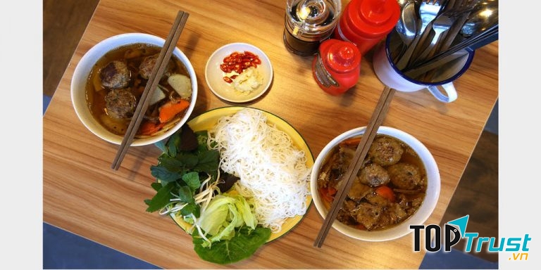 Bún chả luôn nằm trong wish-list của nhiều khách du lịch khi tới thăm Hà Nội.