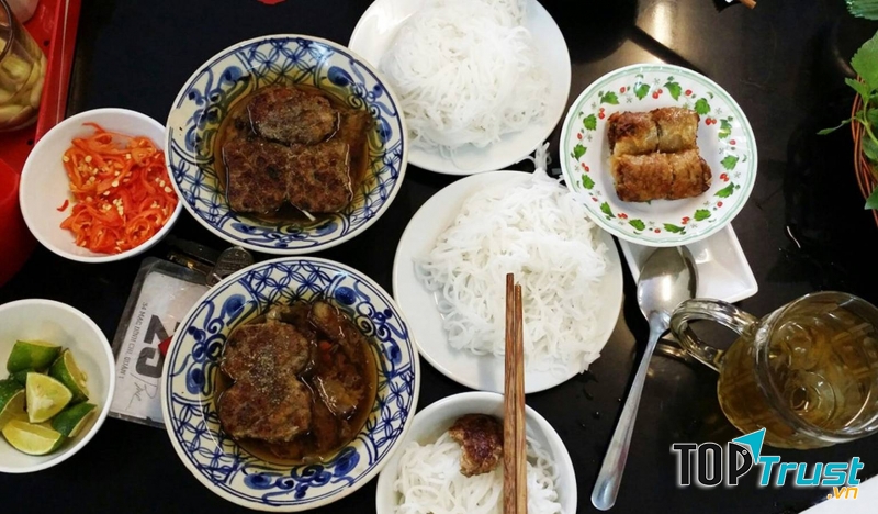 Thịt nướng vừa chín, không bị khô mà mọng nước, thấm gia vị, vừa ăn, ﻿không có quá nhiều mỡ