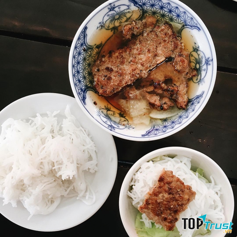 Bún chả Ánh Hồng﻿ là một địa chỉ bún chả bạn có thể cân nhắc mỗi khi﻿﻿﻿ thèm hương vị của Hà Nội