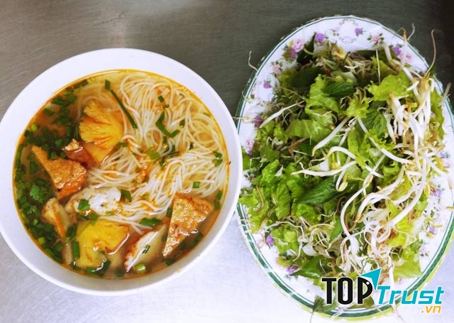 Bún chả cá Bình Định ăn kèm rau sống