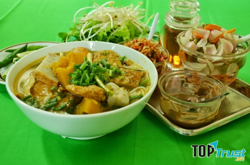 Với những nguyên liệu đơn giản, dễ tìm như: bí đỏ hay bắp cải, mắm ruốc, nhưng bún chả cá Đà Nẵng lại có hương vị vô cùng đặc sắc, hấp dẫn.