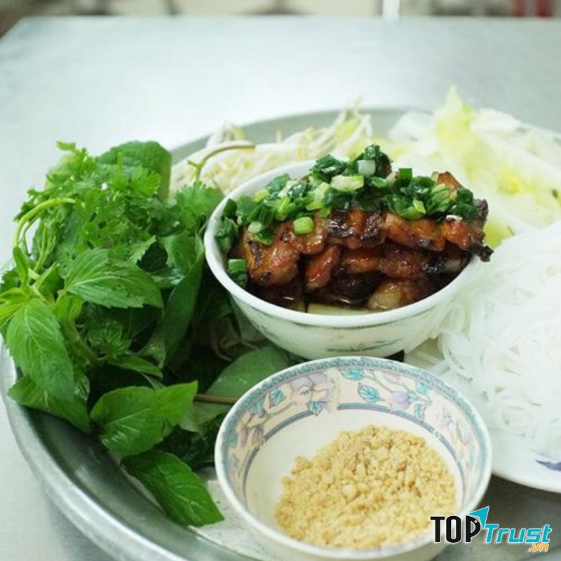 Quán ăn bình dân nhưng chất lượng đồ ăn không bình dân tí nào.