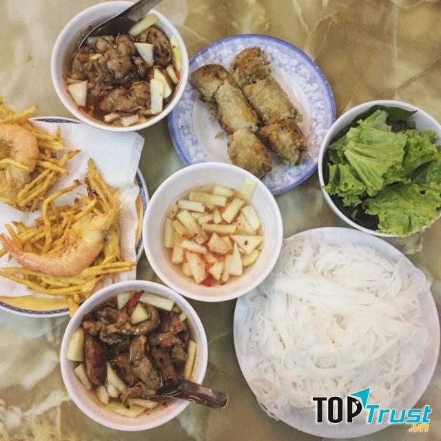 Một phần ăn đầy đủ món ở quán.