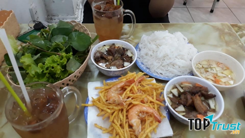 Nằm trong hẻm nhưng quán bún chả Hà Nội 26 đã và đang thu hút đông đảo thực khách đến mỗi ngày