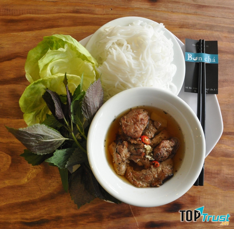   Mỗi phần gồm một dĩa bún đầy, một tô thịt thơm lừng và rổ rau tươi ngon ăn thoải mái