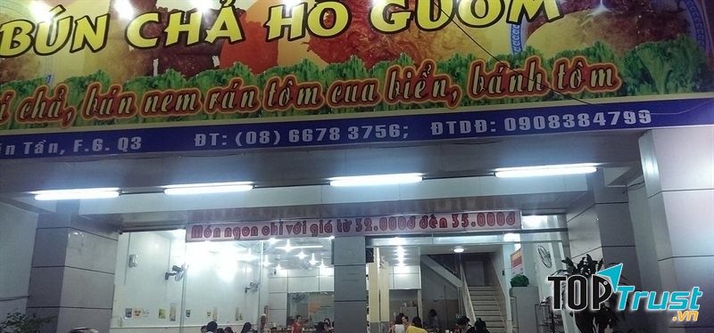 Ngoài ra, quán còn bán thêm rất nhiều món như: chả Sài Gòn, bánh tôm, khoai tây chiên,... Không gian quán thoáng mát, rộng rãi, phục vụ tận tình, nhanh nhẹn.