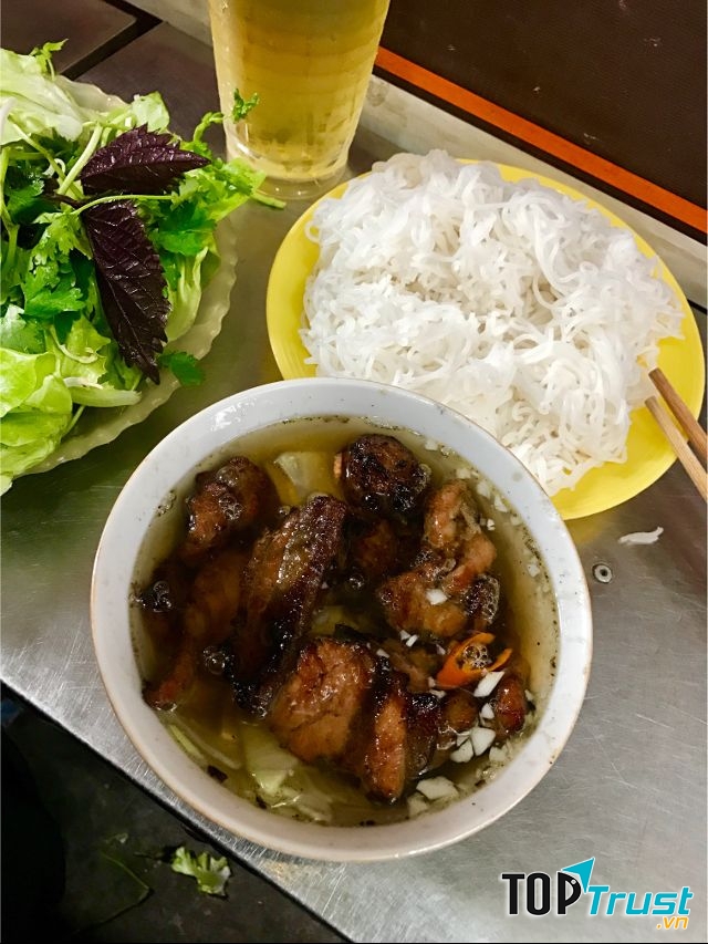 Chả thịt nửa nạc nửa mỡ, ăn mềm mềm thơm và có vị giòn giòn mọng nước.