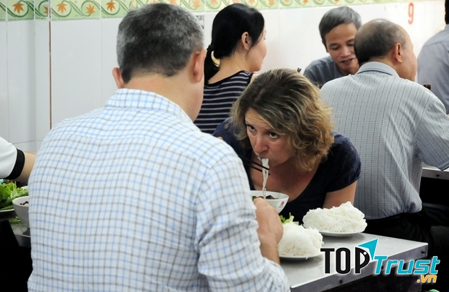 Nhiều thực khách nước ngoài cũng ghé tới quán.