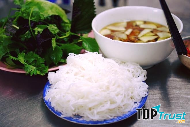 Nhắc đến bún chả ở Hà Nội, không thể nào bỏ qua được Bún chả Hương Liên