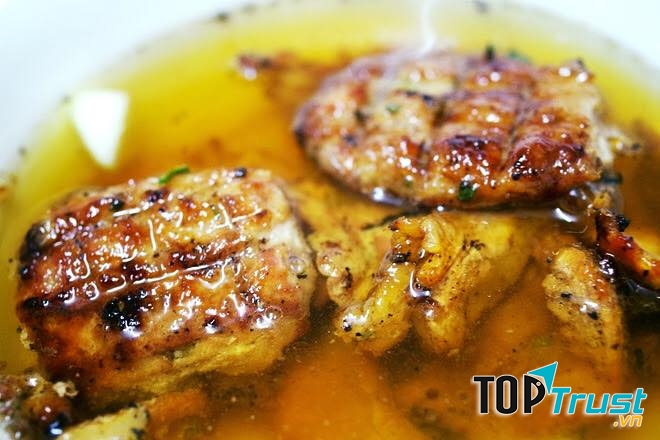 Ở Bún chả Hương Liên, nước chấm có vị chua của giấm, khác biệt hoàn toàn với những quán khác