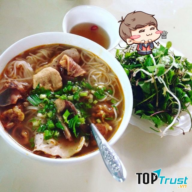 Tại quán có bún gân bò, bún chả mọc và bún thập cẩm để khách chọn lựa.