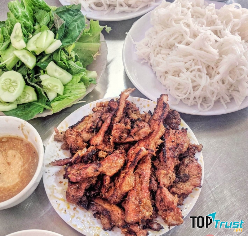Bún chả ở đây nổi bật với thịt nướng, thịt đủ mềm, nướng siêu thơm đậm đà
