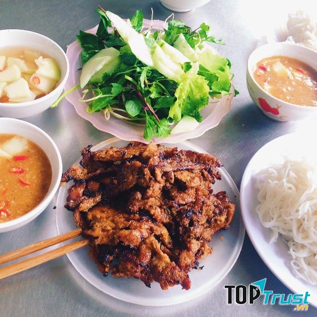 Quán bún chả nướng Bà Hạnh là một quán ăn lâu năm và nổi tiếng chất lượng tại đường Hồ Xuân Hương.