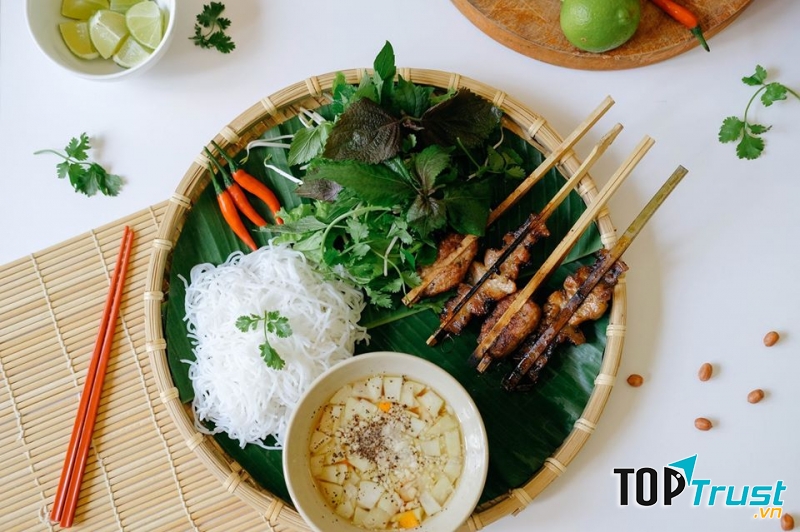 Quán Bún Chả Que Tre Phố Cổ