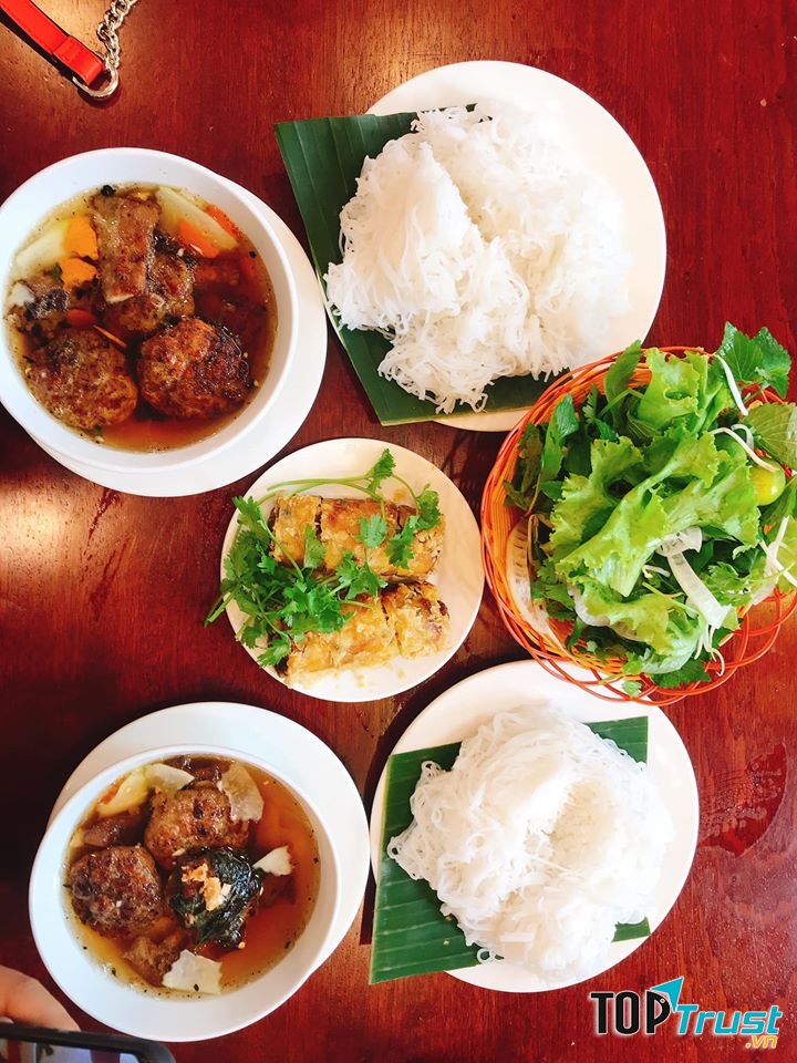 Bún chả tại đây ăn rất vừa miệng, phần chả nhiều và đậm vị