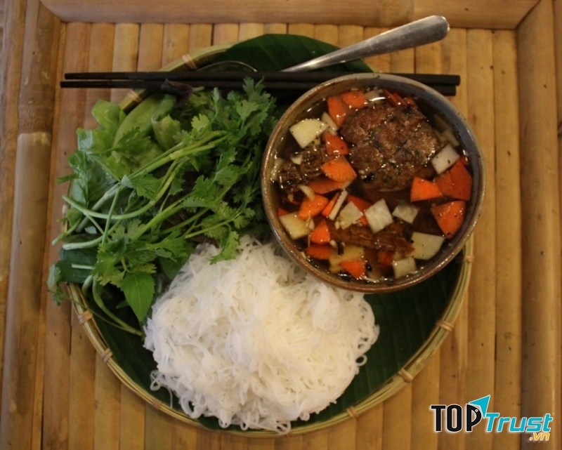 Một suất ăn của quán bún chả Vân Anh.