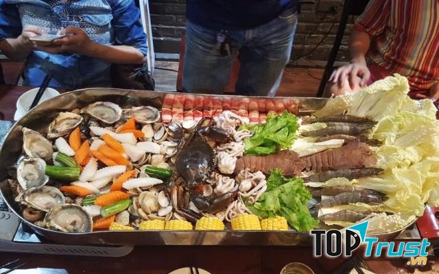 Những nguyên liệu tươi ngon chuẩn bị cho món lẩu nướng của nhà hàng