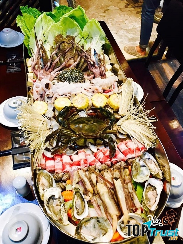 Lẩu khổng lồ - thương hiệu của quán