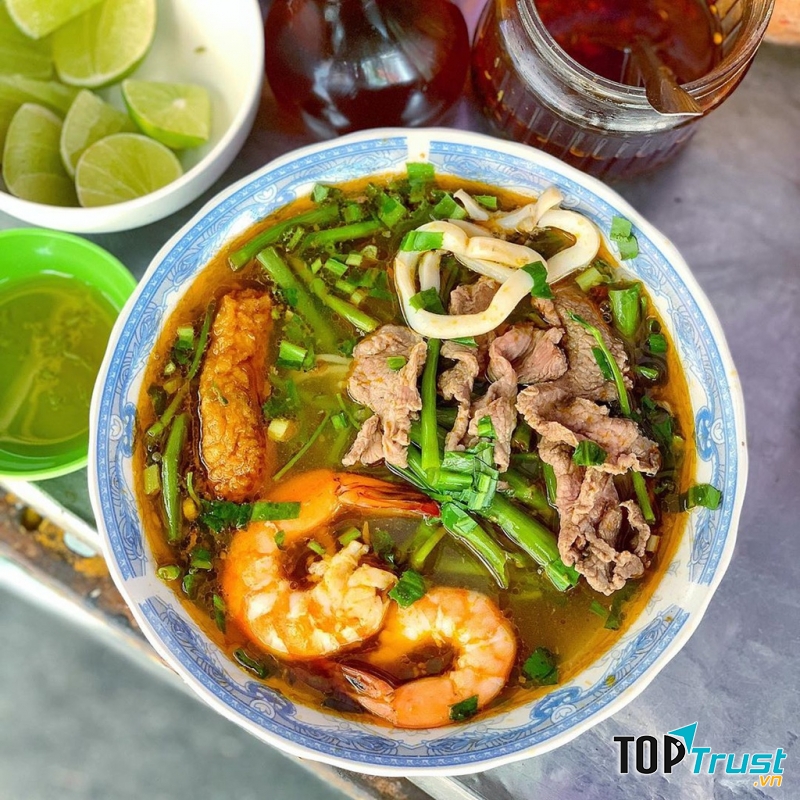 Đây là một quán bún thái lâu năm, nổi tiếng ở đường Vườn Chuối