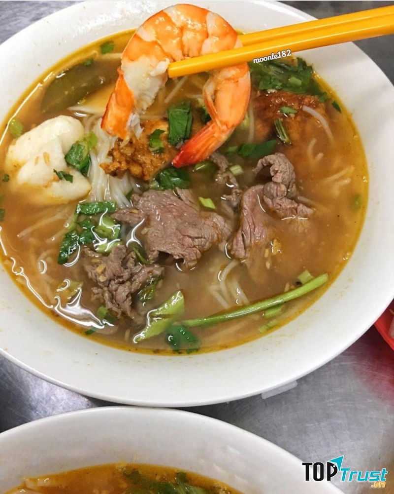 Tô to và nhiều, khá ngon và chất lượng, tôm mực hay bạch tuộc đều tươi rói ngọt thịt, bò mềm