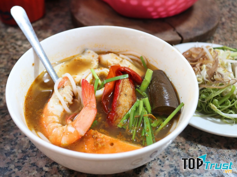 Nước lèo ở đây đã được gia giảm độ mặn và mùi mắm