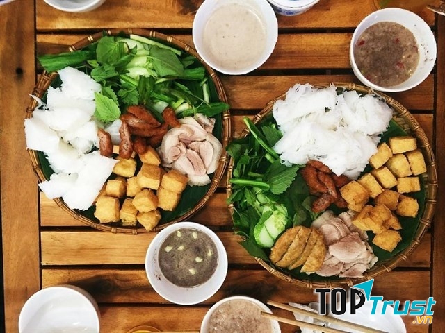 Bún đậu một mẹt đầy ụ, bạn có thể thỏa thích gọi những đồ ăn kèm như thịt luộc, chả, rau sống hay giò...