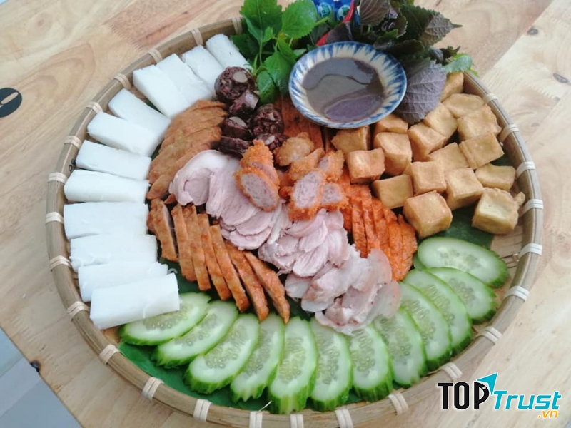 Món ăn đậm đà vừa miệng, mẹt bún được bày trí trông rất hấp dẫn và đúng điệu bún đậu Hà Nội
