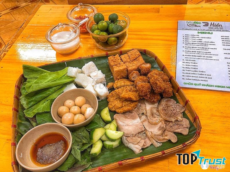 Một phần bún đậu có rất nhiều đồ ăn kèm được chuẩn bị rất kĩ càng gồm đậu phụ, thịt luộc, nem chua rán, chả cốm, và những “khối bún hình vuông”,…