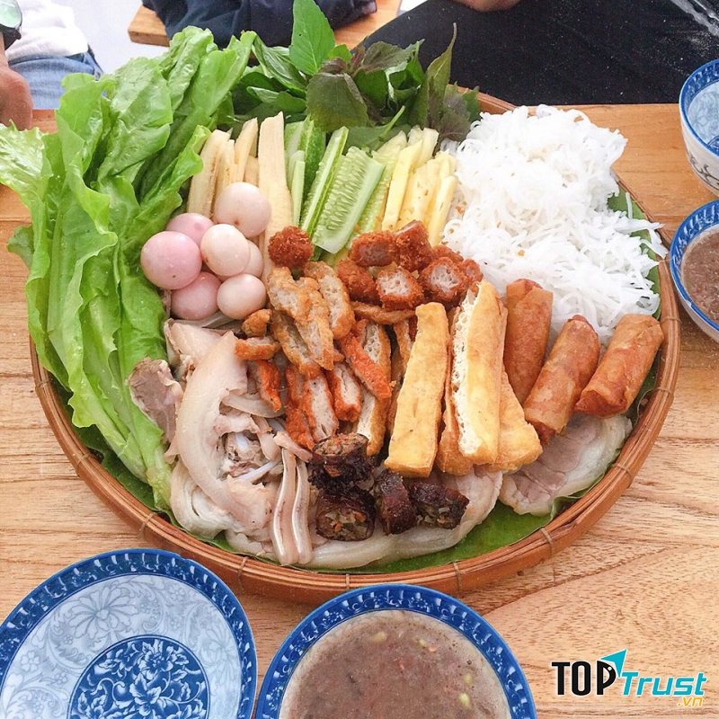 Không gian quán Út Nhí khá ﻿thoáng