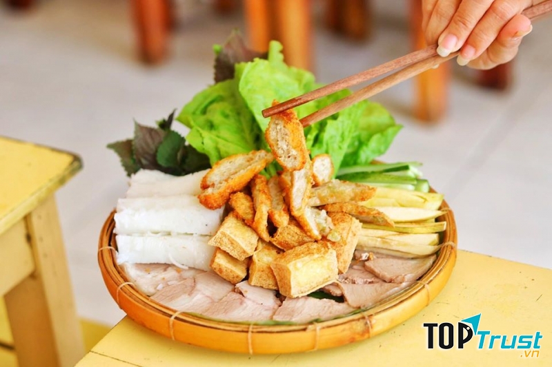 Đậu rán vàng và lòng dồi được khen là ngon