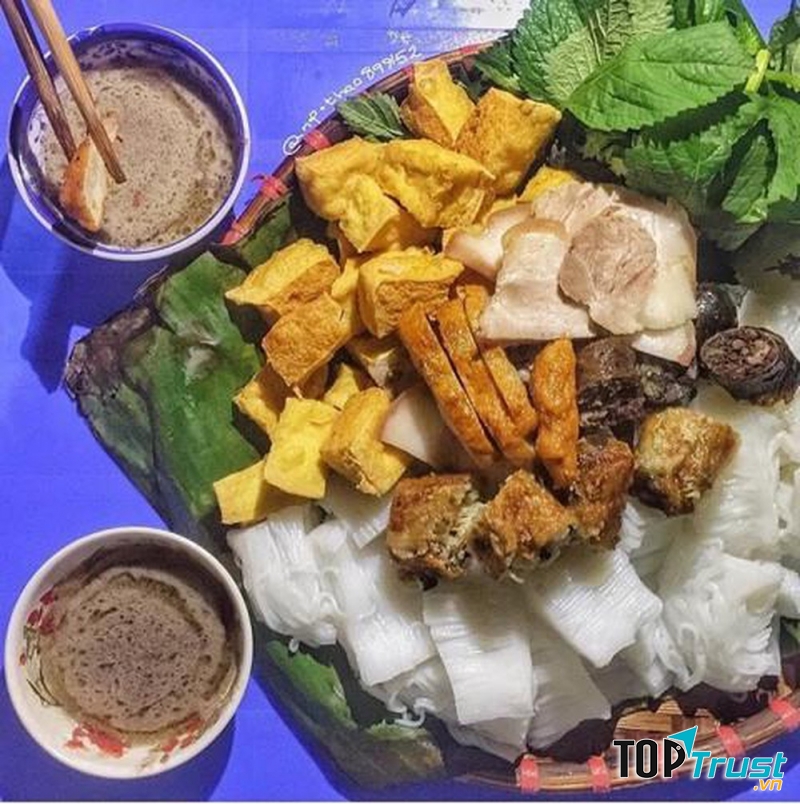 Một suất bún đậu đầy đủ có bún, rau ăn kèm, đậu được chiên nóng hổi, dồi, cốm, thịt luộc…