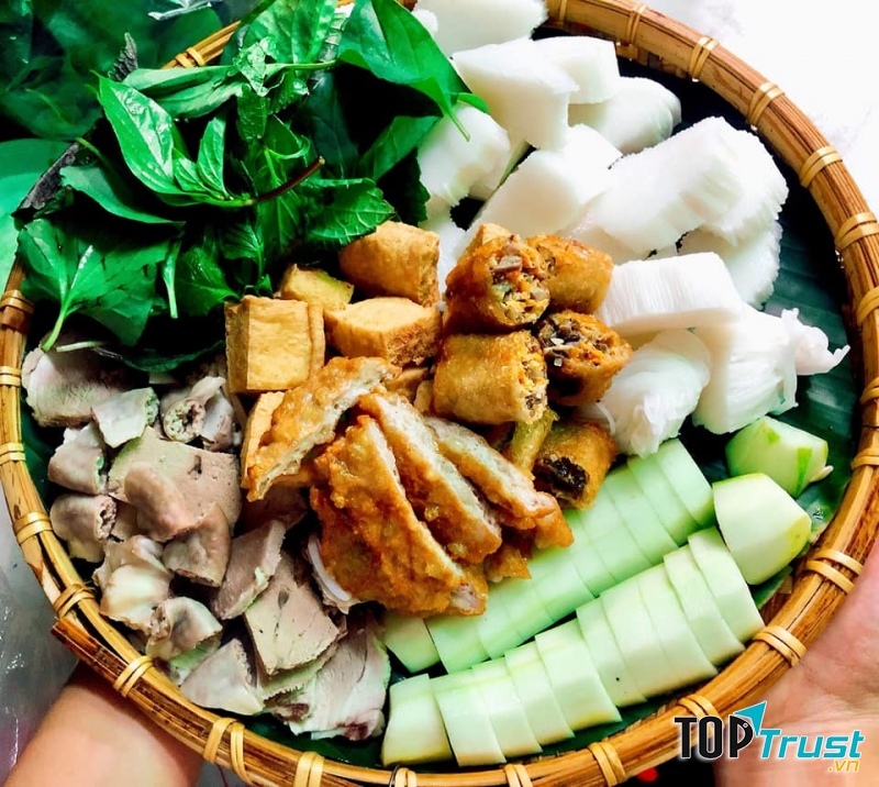 Nhân viên phục vụ nhanh nhẹn dễ thương và nhiệt tình