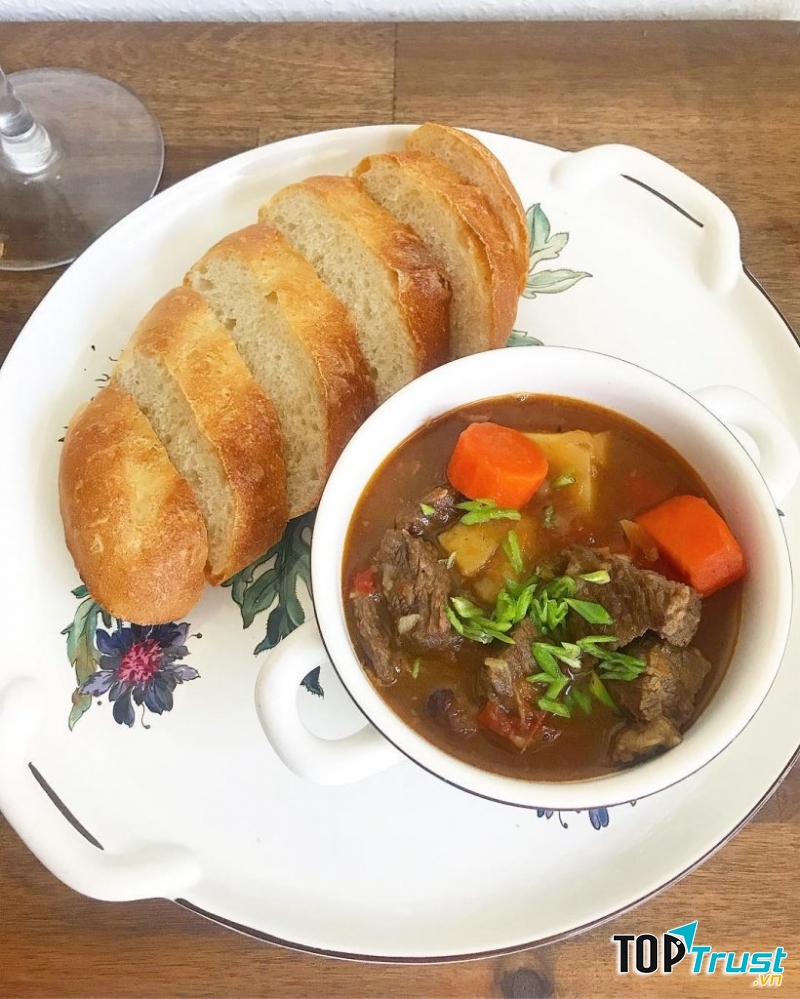 Bami 26 - Bánh Mì Sốt Vang