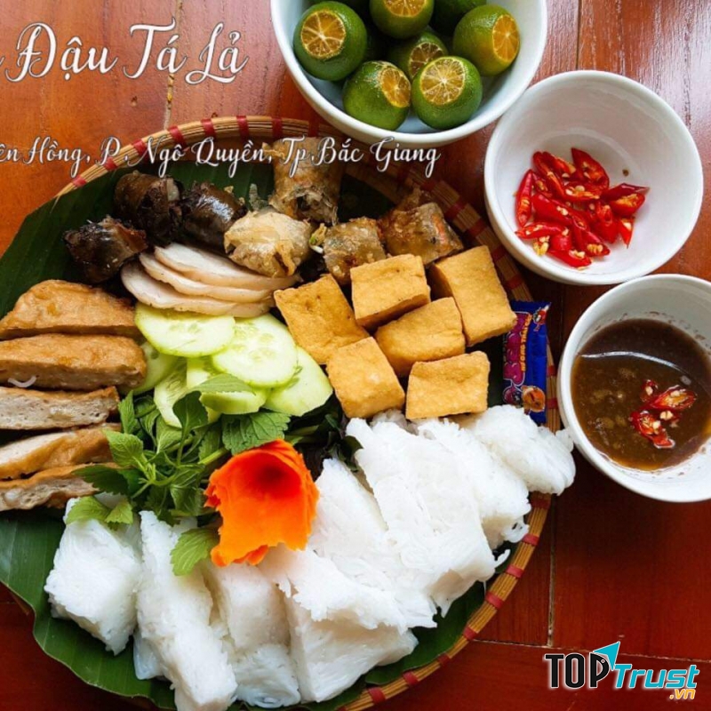 Mẹt bún đậu của quán Tá Lả