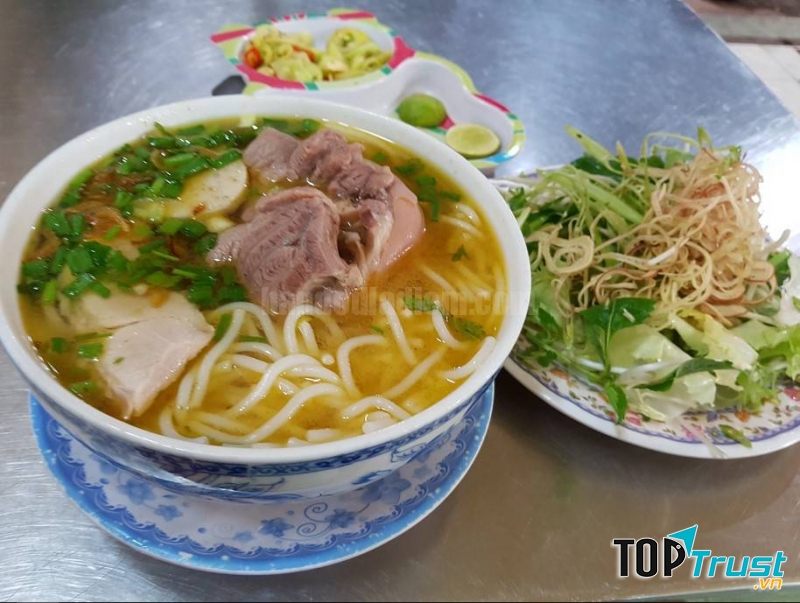 Trong tô bún còn có thêm 2 lát thịt heo luộc và 2 lát chả giò