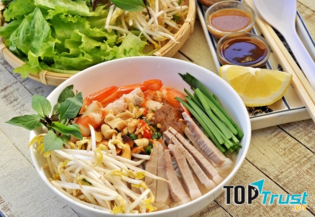 Bún gỏi già Mỹ Tho với vị đậm đà của nước lèo, chua thanh của me và béo bùi của thịt ba chỉ, của đậu phộng, cay nồng của ớt, mùi thơm của rau hẹ và các thứ rau sống khác…