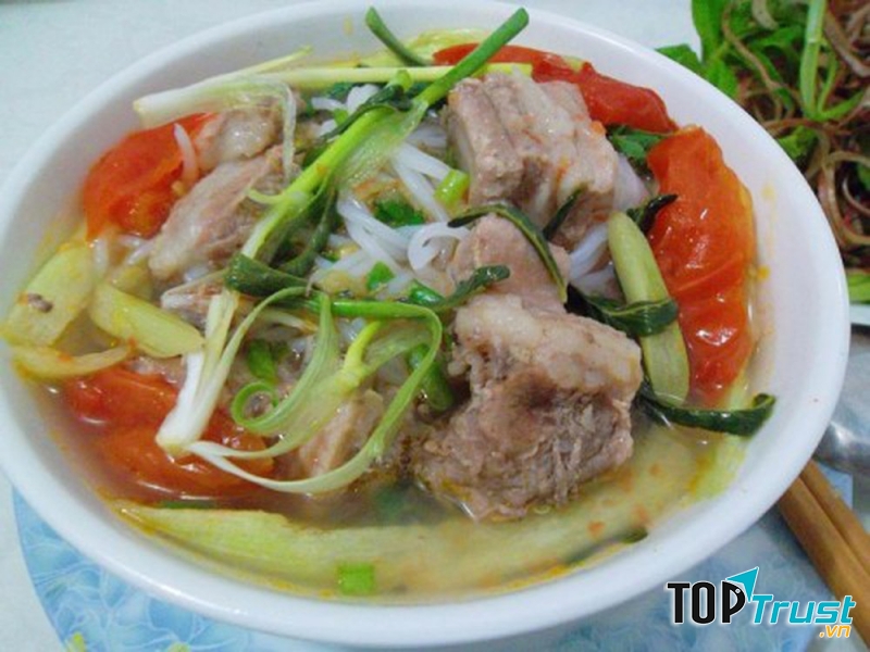 Thịt và mọc được chuẩn bị nấm hương đầy đặn vừa thơm lại rất thấm vị.