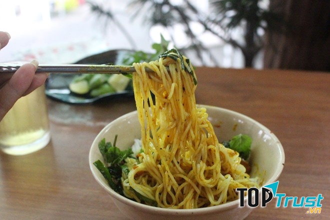 Bún lòng xào nghệ của Quán Gì Đó