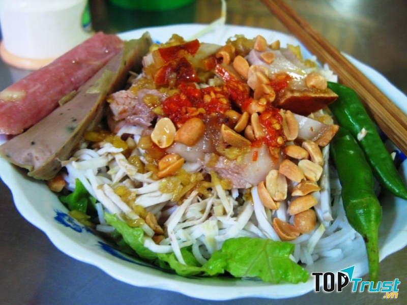 Để tô bún mắm hấp dẫn thực khách, chủ quán thường chăm chút lớp rau dưới cùng là: xà lách, rau húng, giá đỗ, dưa leo.