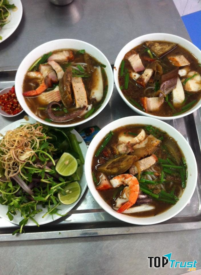 Mỗi tô đều đầy ắp các thức ăn ngon