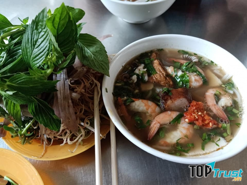 Bún mắm Sáu Kèn chưa cần mang đến bàn, chỉ cần ngửi qua hương thơm đã muốn thưởng thức ngay một tô