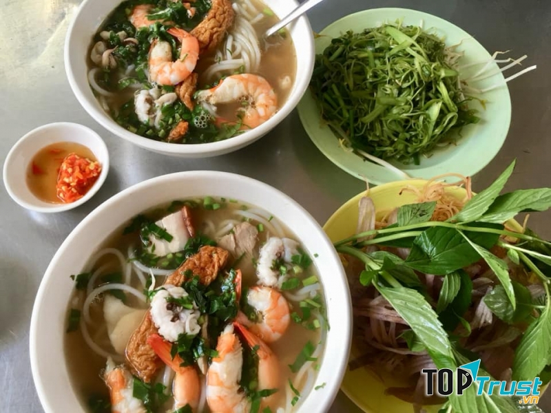 Về món bún mắm, quán Bún Mắm Sáu Kèn nhận được nhiều lời khen từ các tín đồ ẩm thực