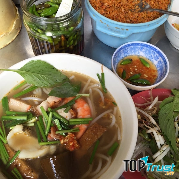 Tô đầy đủ có thịt heo quay, tôm, mực, chả cá, chả lụa.