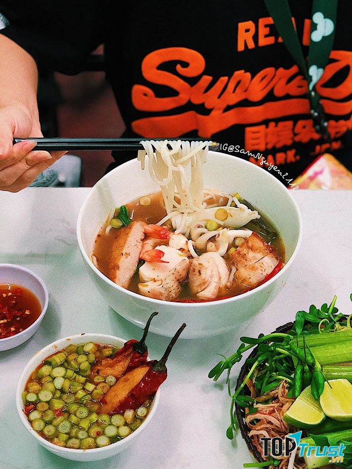 ô bún mắm hấp dẫn với topping khá đa dạng gồm tôm, heo quay, chả, cá lóc cũng khá nhiều