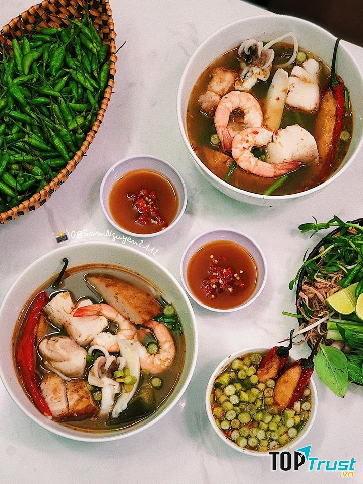 Nước dùng đậm đà, không bị hăng mùi hay át mùi mắm