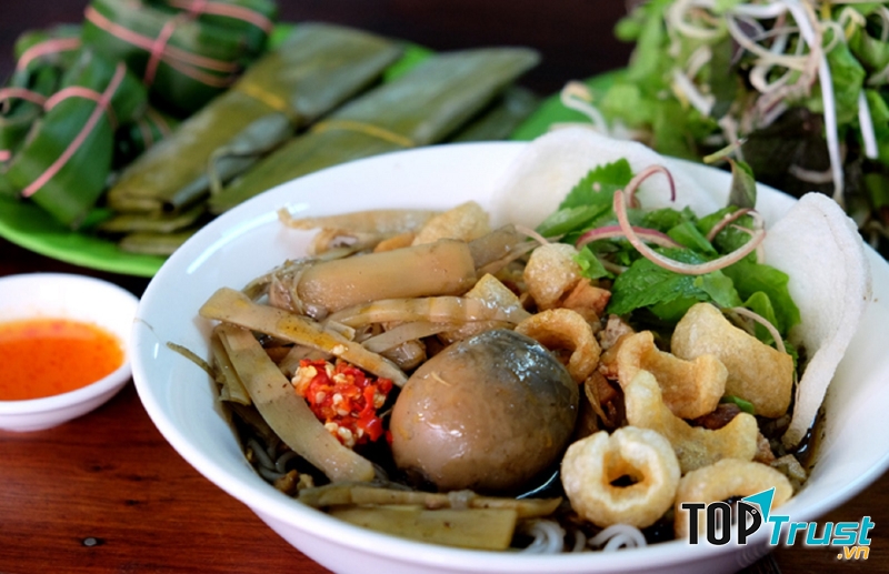 Bún mắm cua gồm bún cua đồng thịt ba chỉ ....