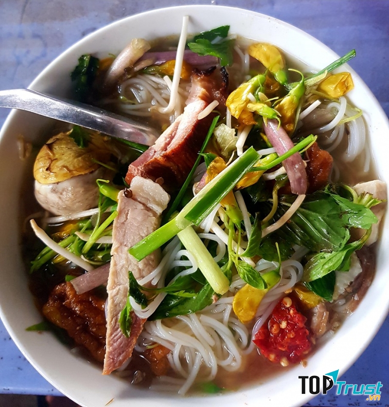 Về chất lượng, nước dùng chuẩn vọ, không quá nồng mùi mắm nhưng không hề nhạt nhẽo chút nào